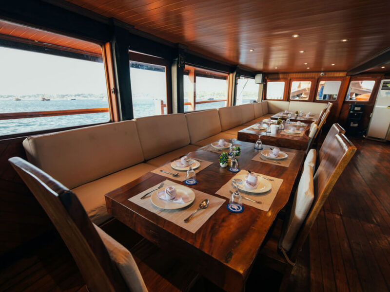 dining-area-sea-safari-8