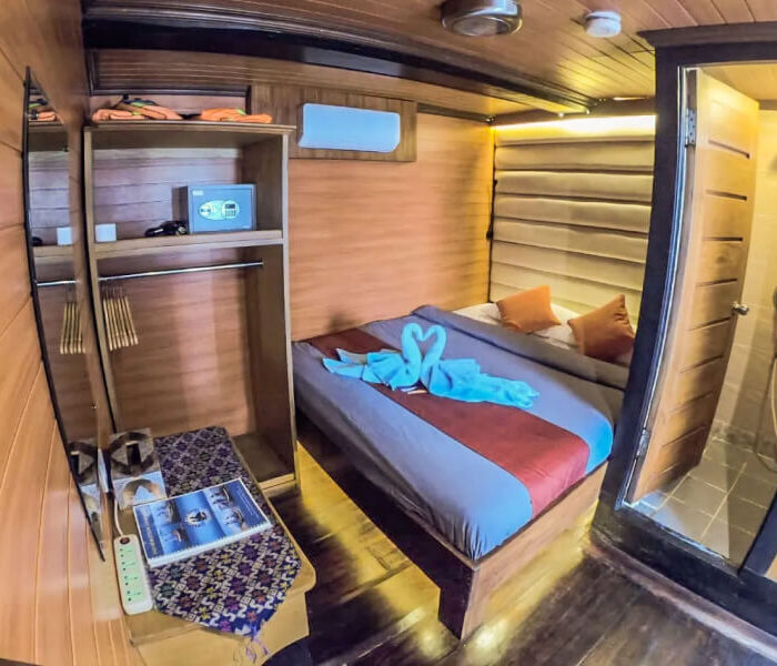sea safari middle deck double bed