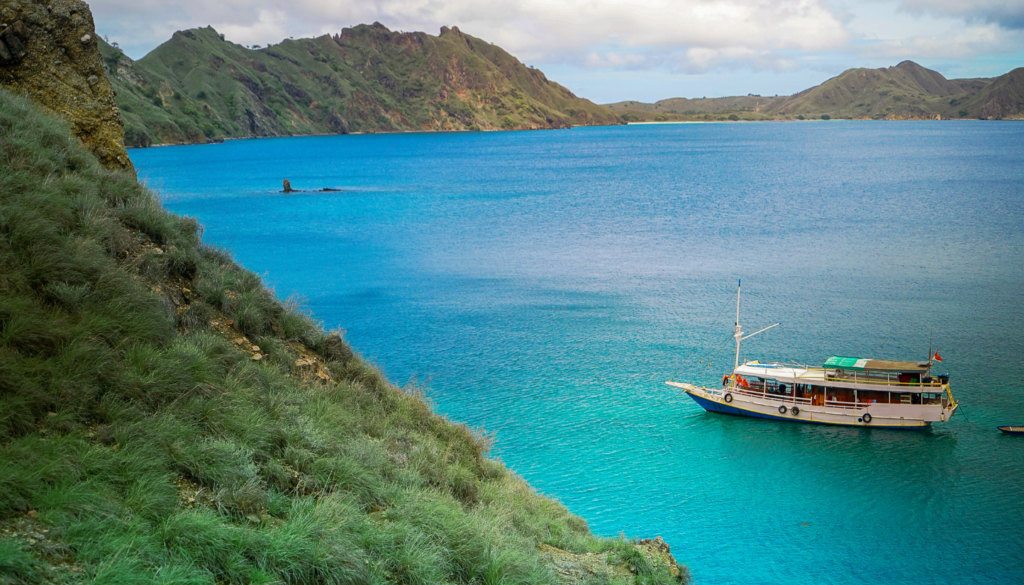 how phinisi cruise built