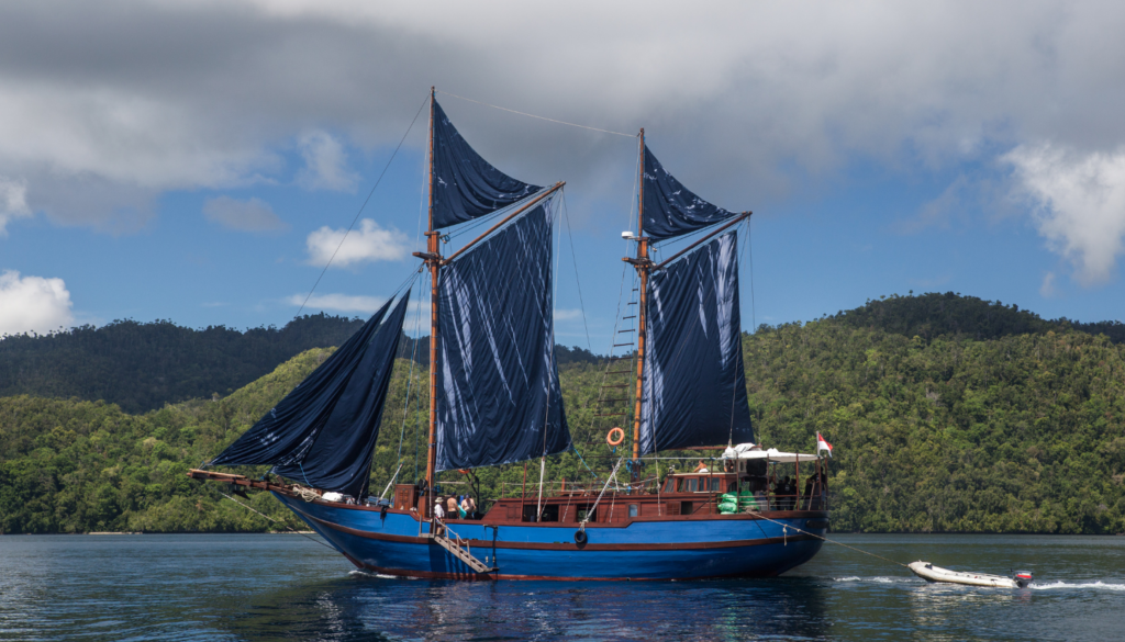 the origin of phinisi cruise